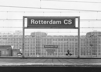 170751 Afbeelding van de stationsnaamborden in de nieuwe huisstijl van N.S. op de perrons van het N.S.-station Rotterdam C.S.